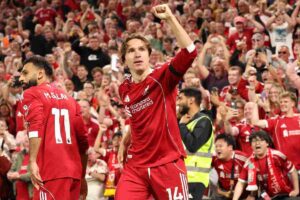 Chiesa esulta dopo un gol con il Liverpool
