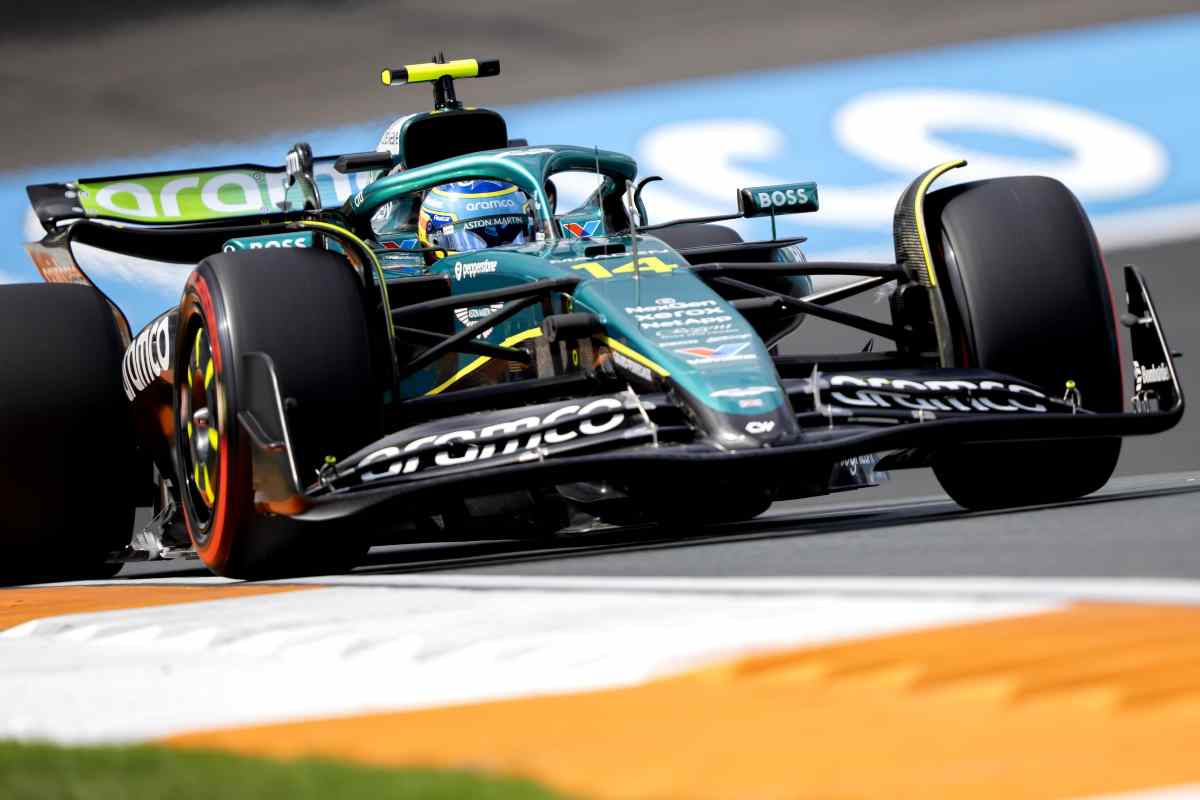 Fernando Alonso in pista con l'Aston Martin