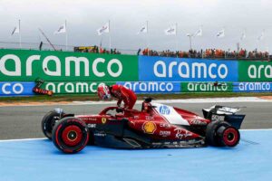 Leclerc parcheggia la sua Ferrari fuori dalla pista