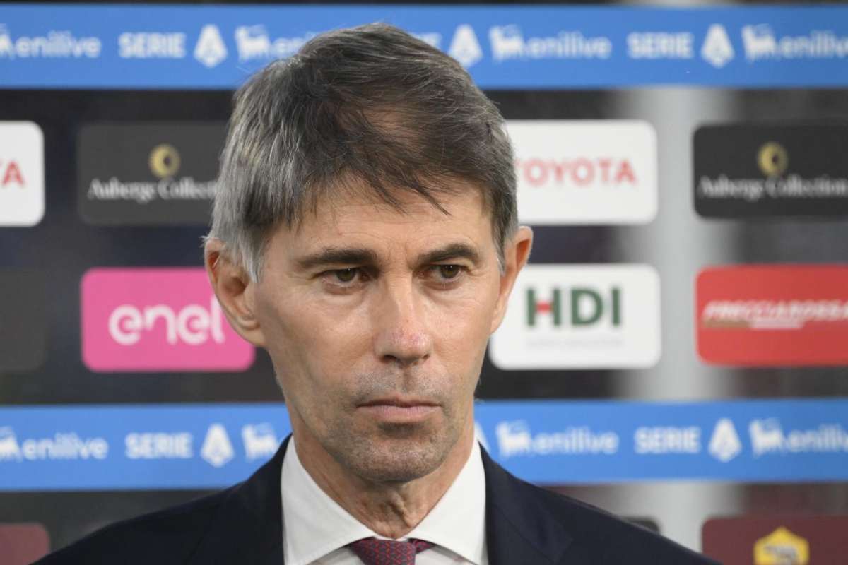 Primo piano di un Frederic Massara scuro in volto
