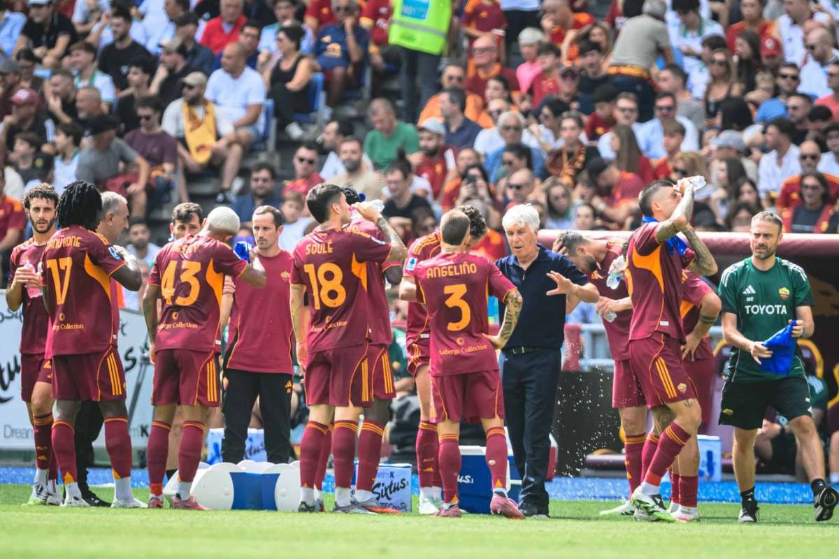 Gasperini a colloquio con la squadra durante il cooling break