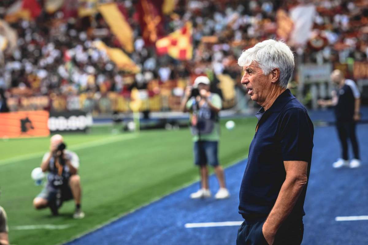 Gian Piero Gasperini concentrato in panchina con la Roma