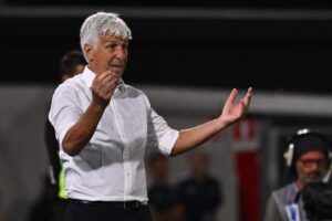 Gian Piero Gasperini allarga le braccia a bordo campo