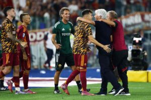 Gasperini festeggia con i giocatori della Roma