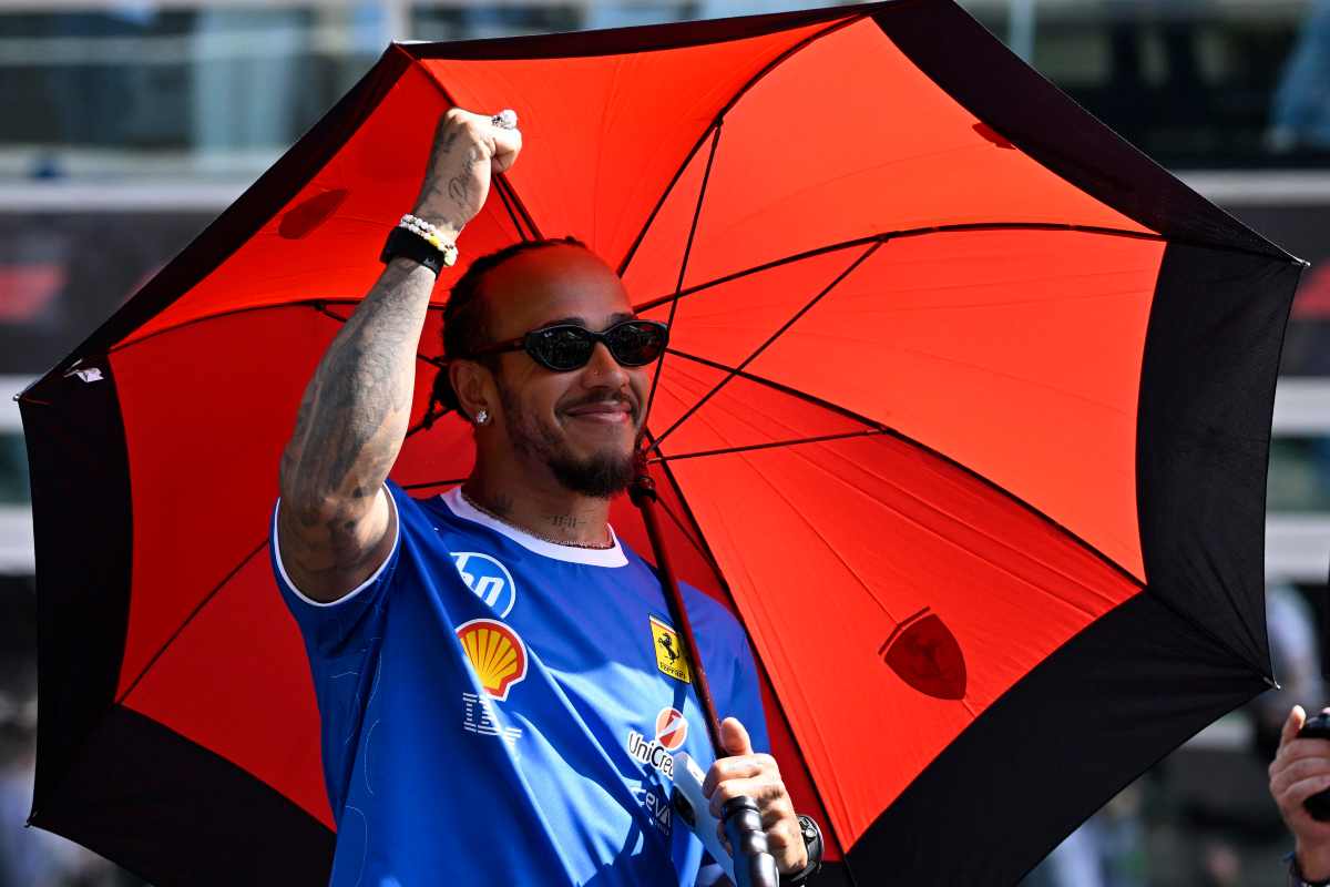 Hamilton nel paddock