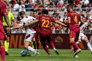 Mario Hermoso che tenta di recuperare un pallone