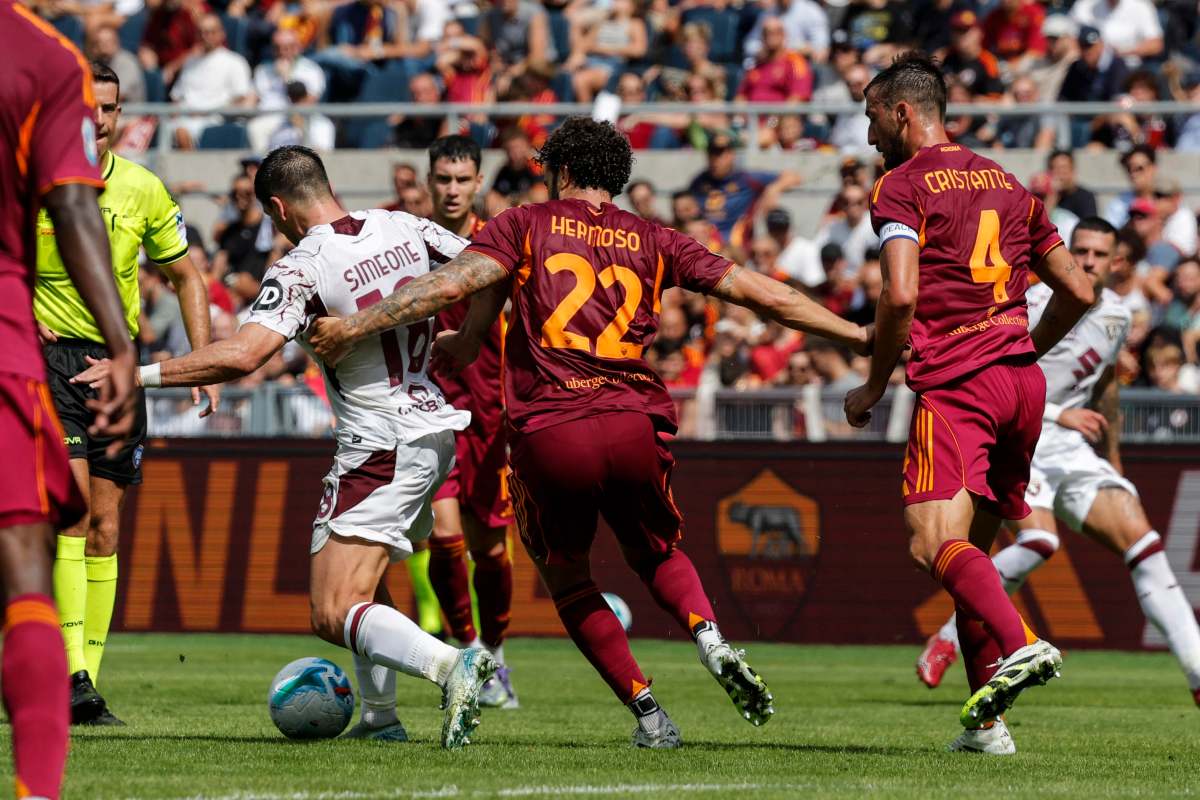 Mario Hermoso che tenta di recuperare un pallone