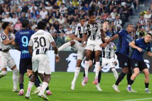 I giocatori di Juve e Inter in campo