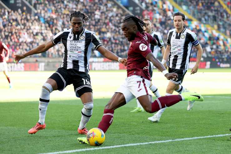 Yann Karamoh carica il sinistro contro l'Udinese