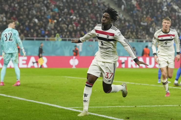 Kobbie Mainoo esulta allargando le braccia dopo un gol