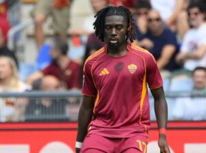 Il centrocampista della Roma Manu Koné