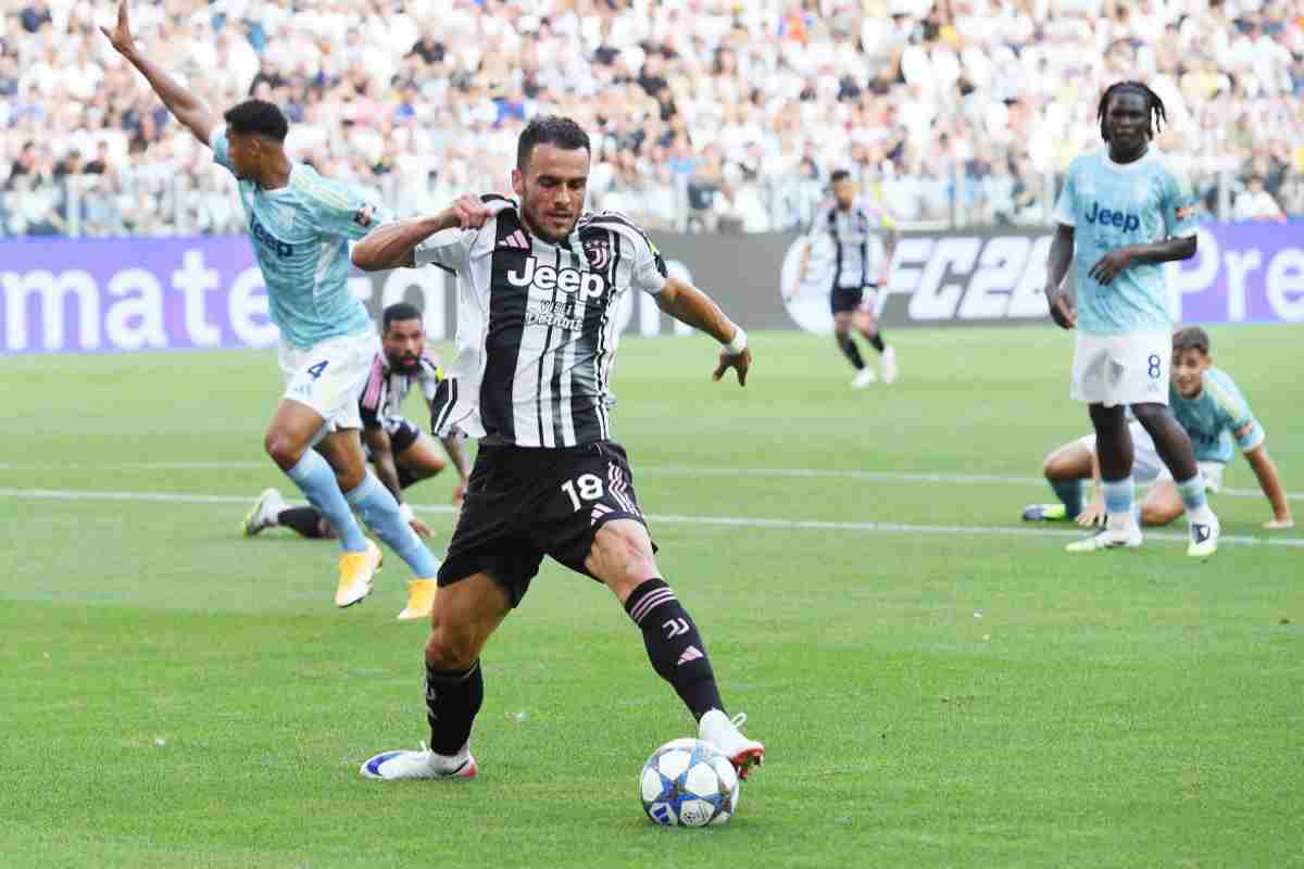 Kostic con la maglia della Juve