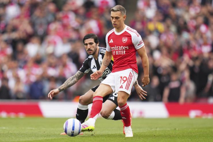 Leandro Trossard in azione con l'Arsenal