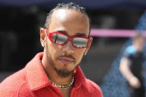 Lewis Hamilton con gli occhiali da sole