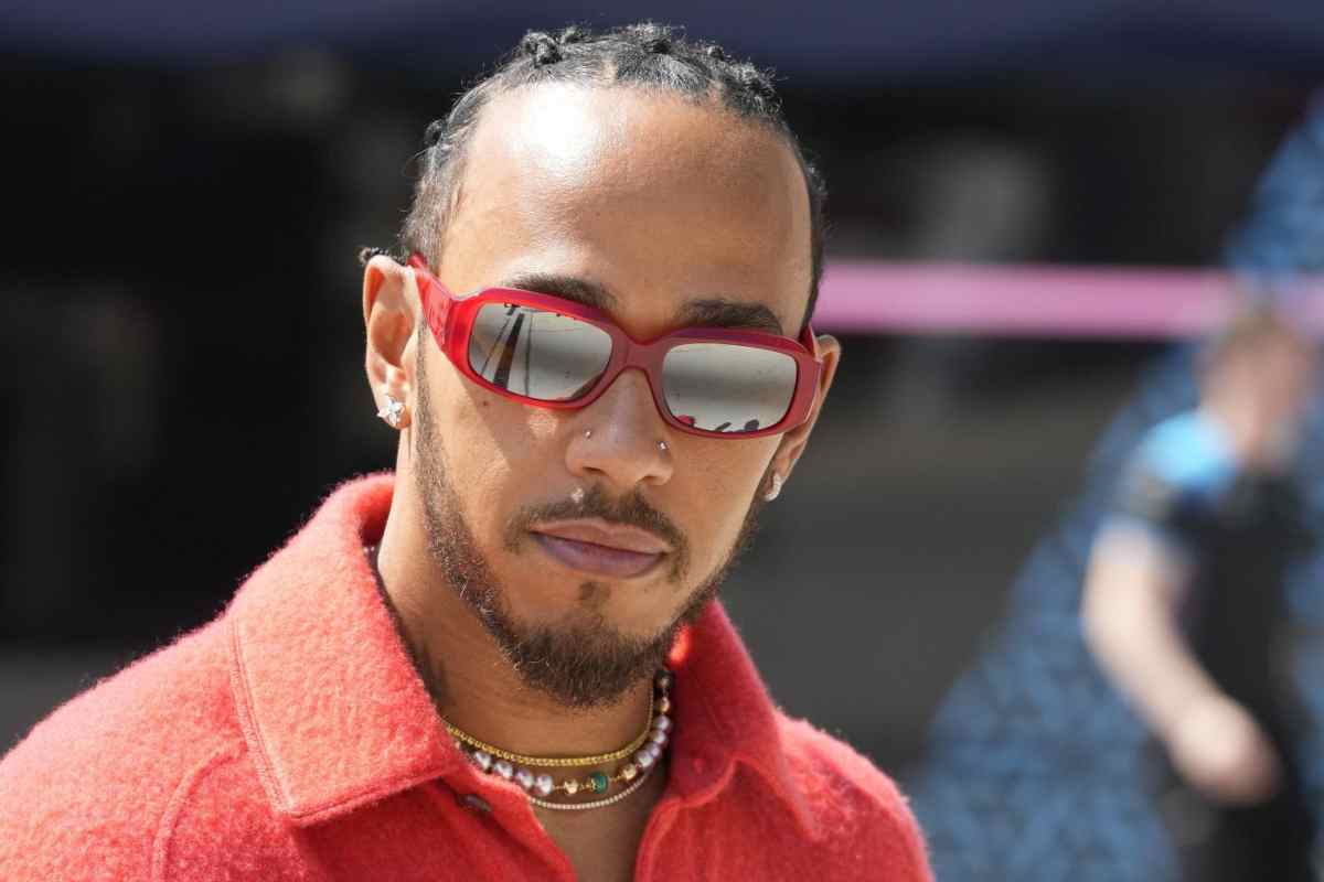 Lewis Hamilton con gli occhiali da sole
