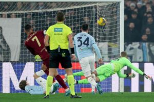 Lorenzo Pellegrini realizza il gol al Derby