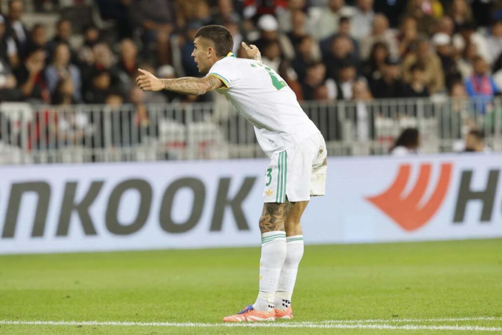 Gianluca Mancini si inchina davanti al settore ospiti dopo il gol segnato