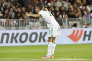 Gianluca Mancini si inchina davanti al settore ospiti dopo il gol segnato