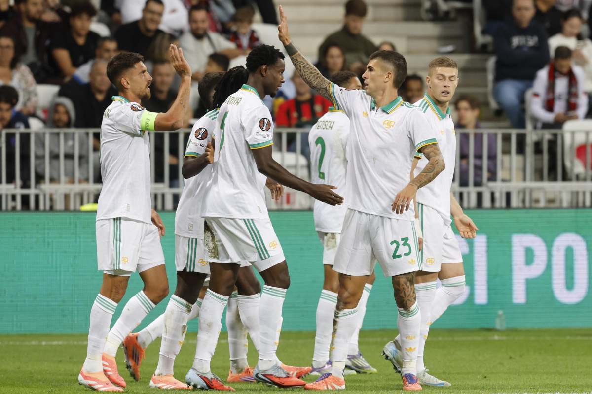 Alcuni giocatori della Roma festeggiano abbracciandosi il gol di Mancini