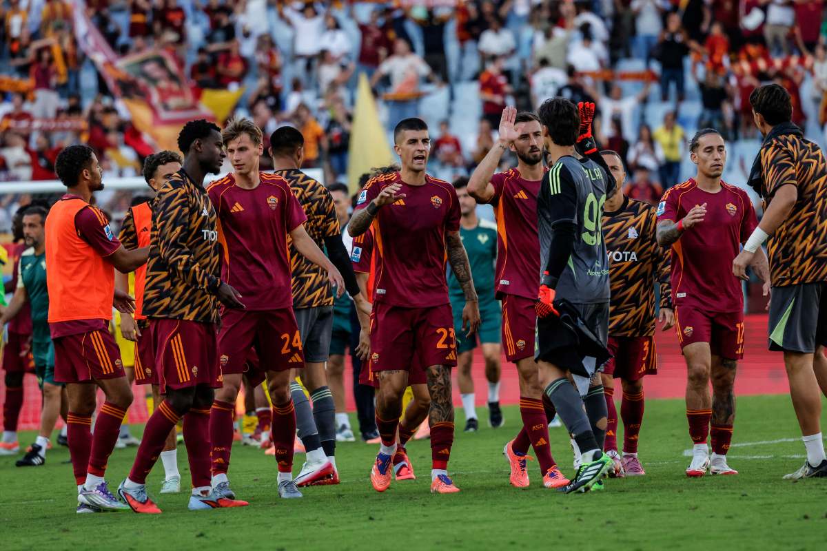 La Roma festeggia andando a salutare i tifosi