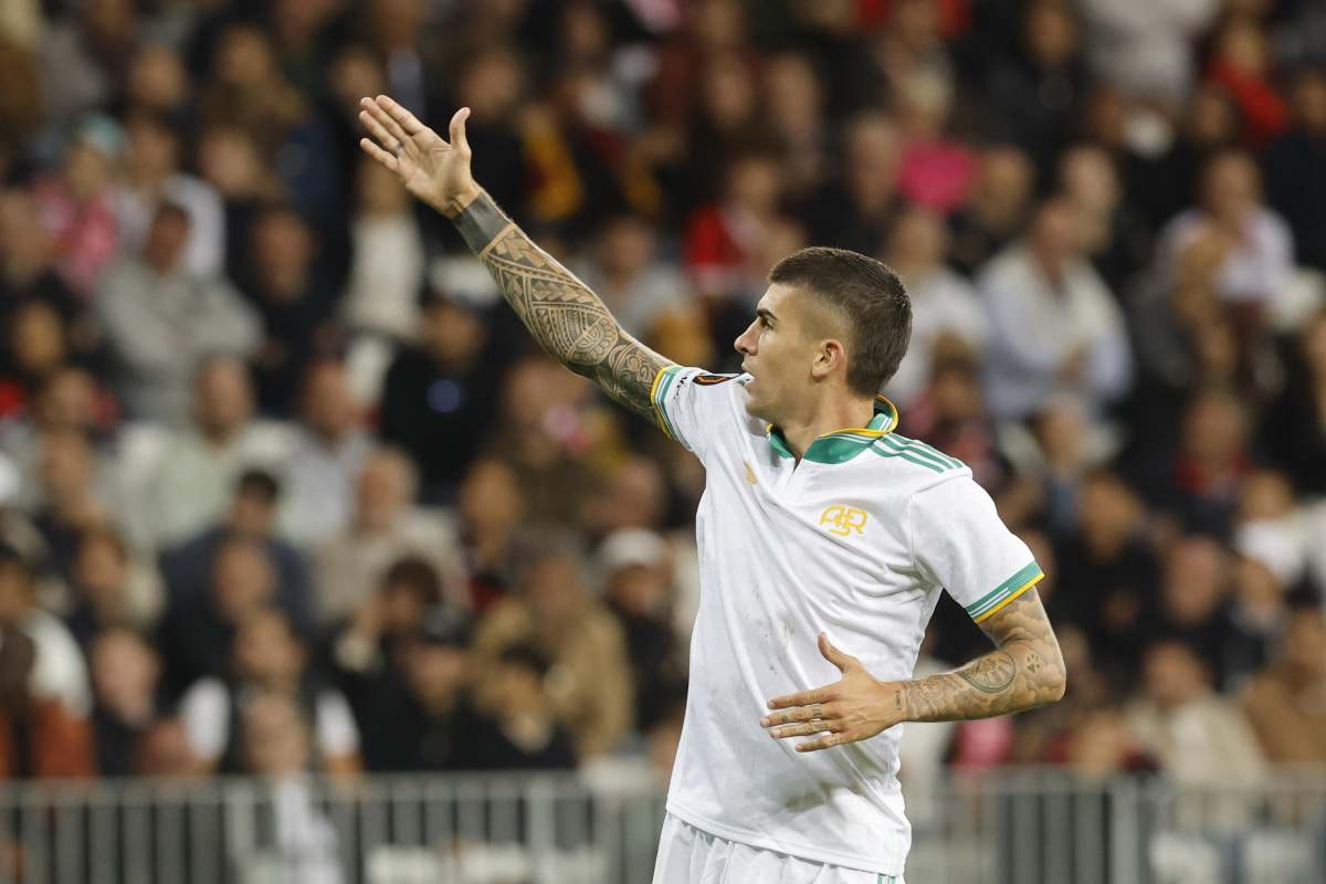 Gianluca Mancini esulta mandando un bacio al settore ospiti