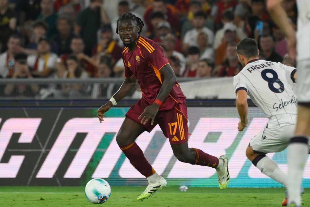Il centrocampista della Roma Manu Koné