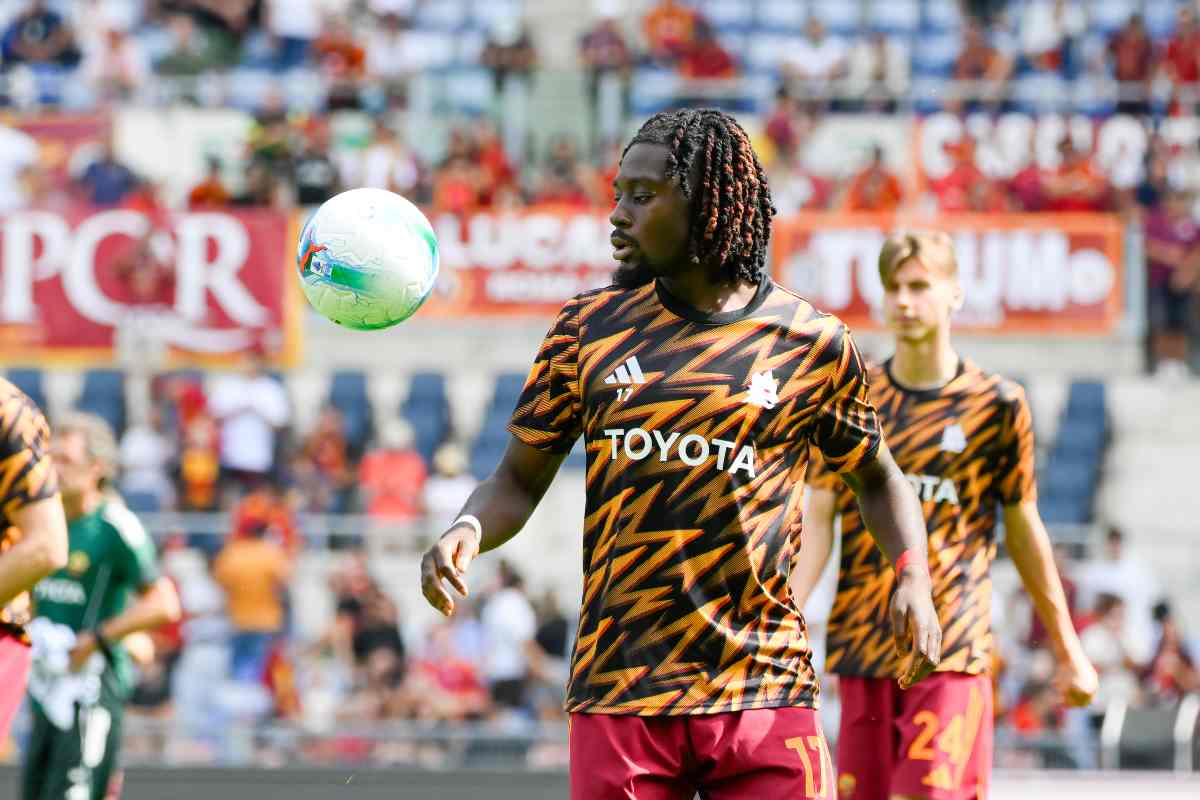 Il centrocampista della Roma Manu Koné