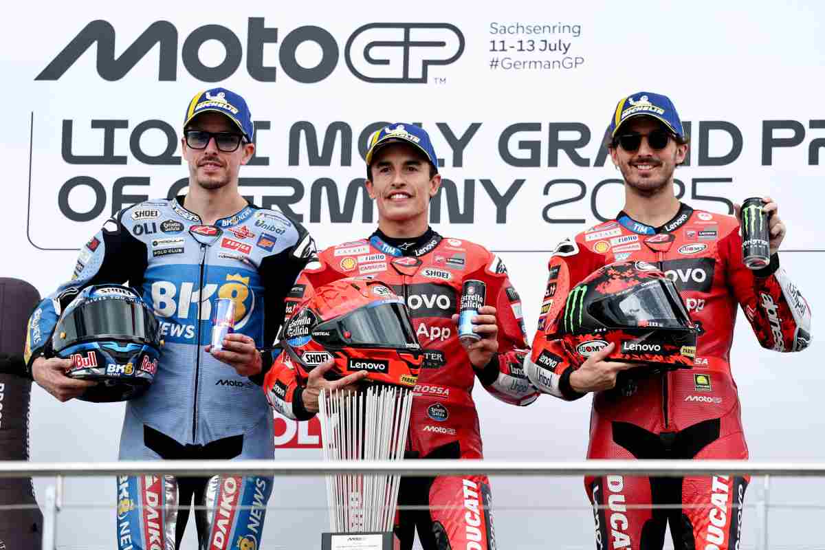 Bagnaia sul podio con i fratelli Marquez