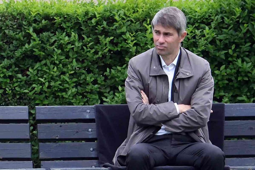 Massara osserva pensieroso
