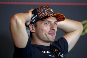 Max Verstappen sorridente in conferenza