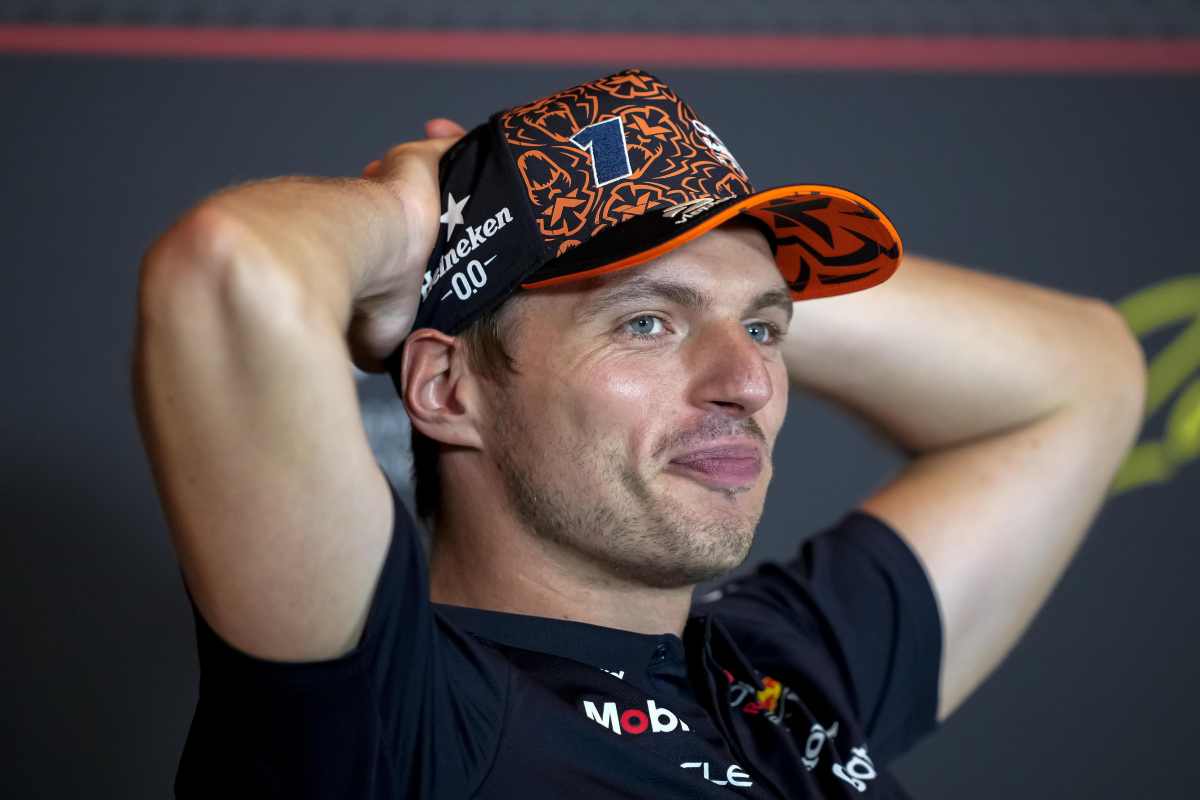 Max Verstappen sorridente in conferenza