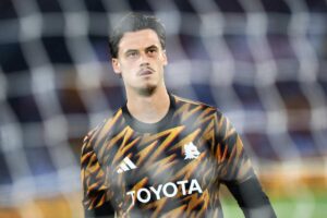 Mile Svilar dietro la rete di una porta