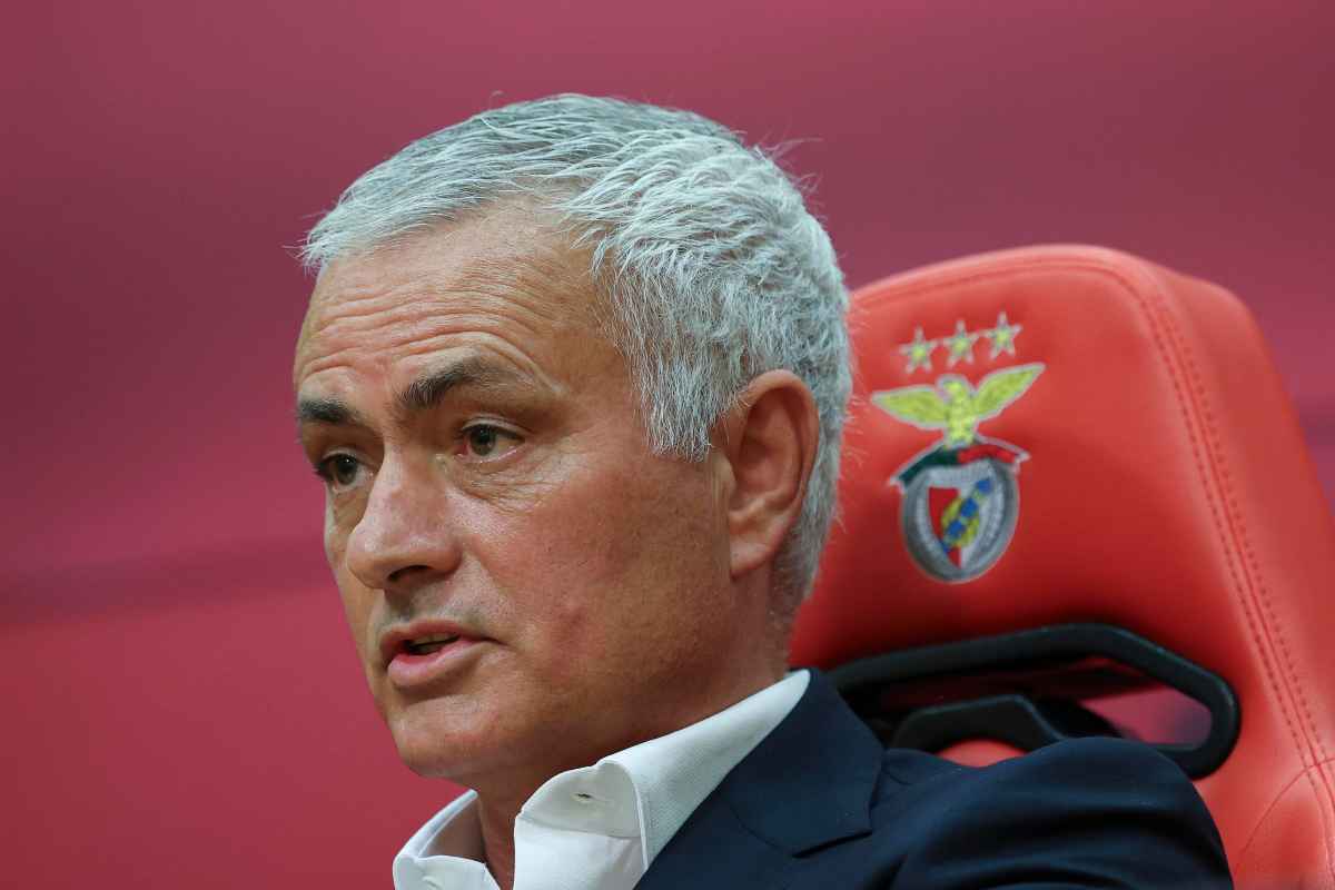Mourinho durante la presentazione con il Benfica