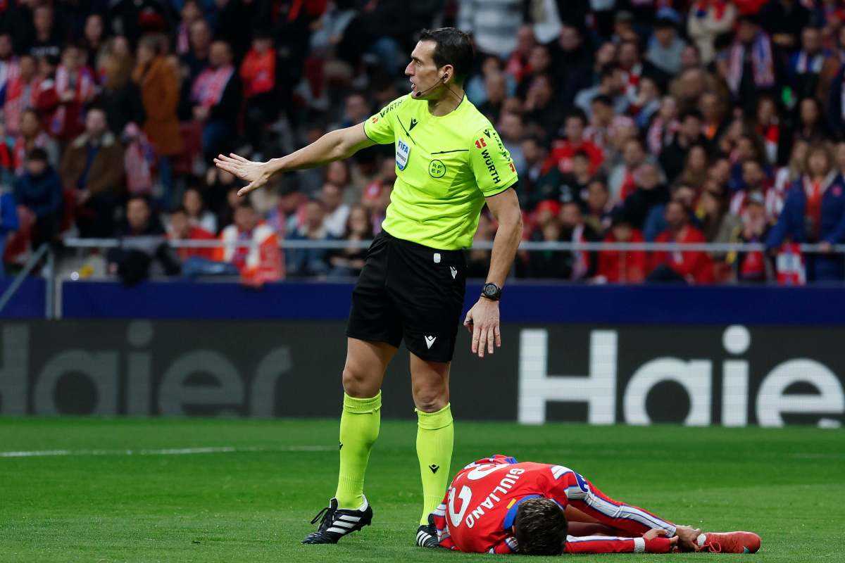 L'arbitro spagnolo Munuera ferma il gioco con un giocatore dell'Atletico Madrid a terra