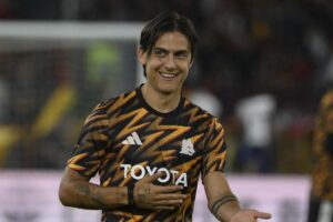 Paulo Dybala in una fase di riscaldamento