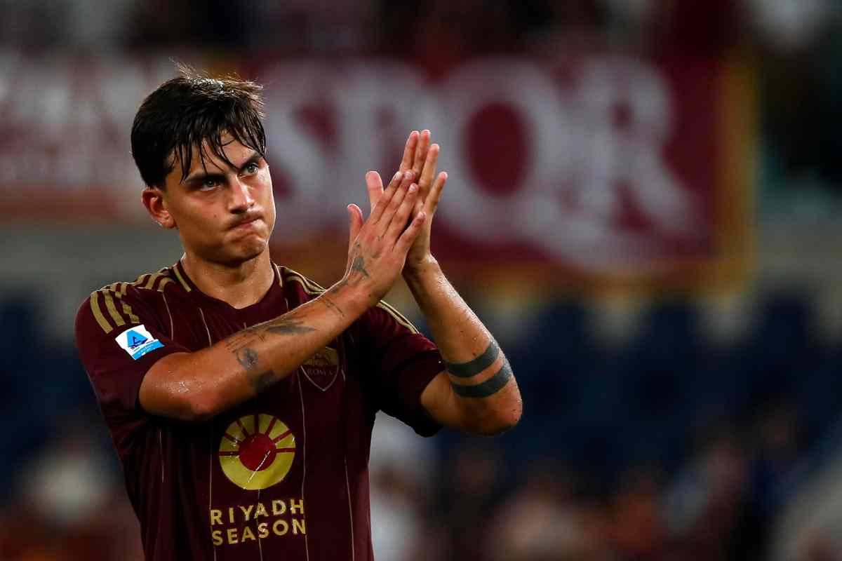 Paulo Dybala applaude i tifosi della Roma
