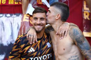 Gianluca Mancini da un bacio alla nuca di Pellegrini dopo la vittoria nel derby