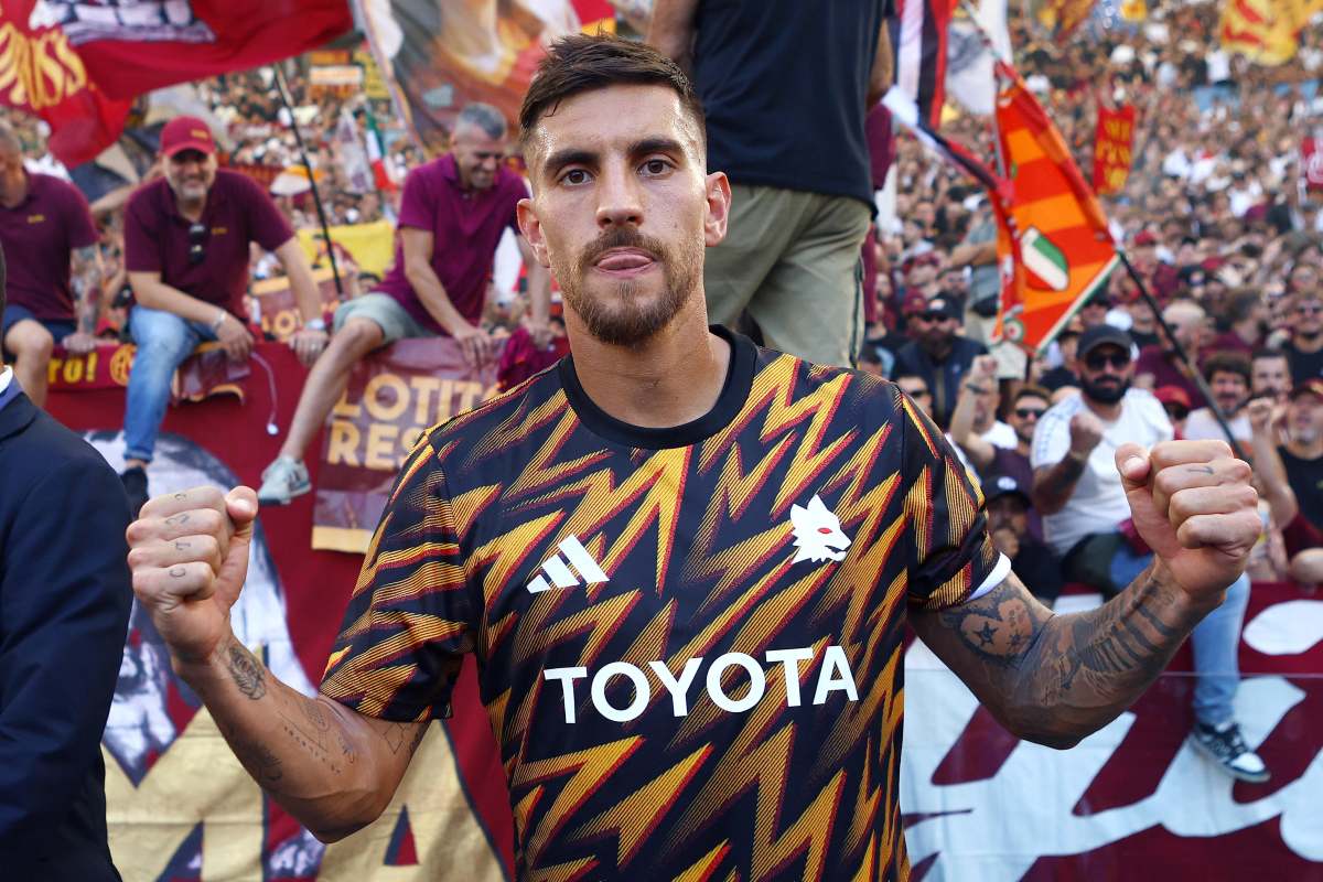 Lorenzo Pellegrini esulta sotto la Curva Sud
