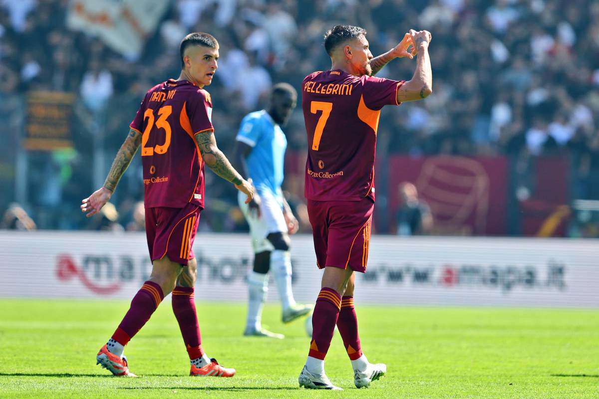 Lorenzo Pellegrini esulta dopo il gol al derby facendo il cuore