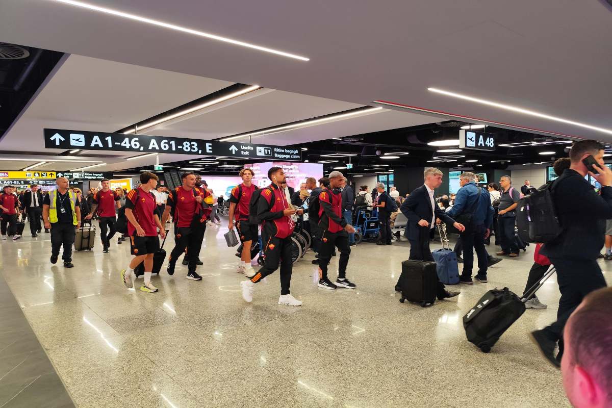 Alcuni giocatori della Roma all'aeroporto di Fiumicino mentre camminano