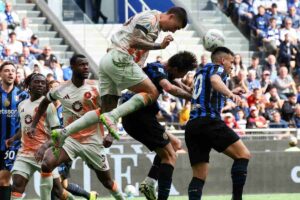 I giocatori di Roma e Inter in campo