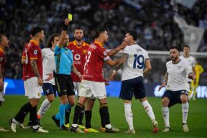 I giocatori di Roma e Lazio in campo