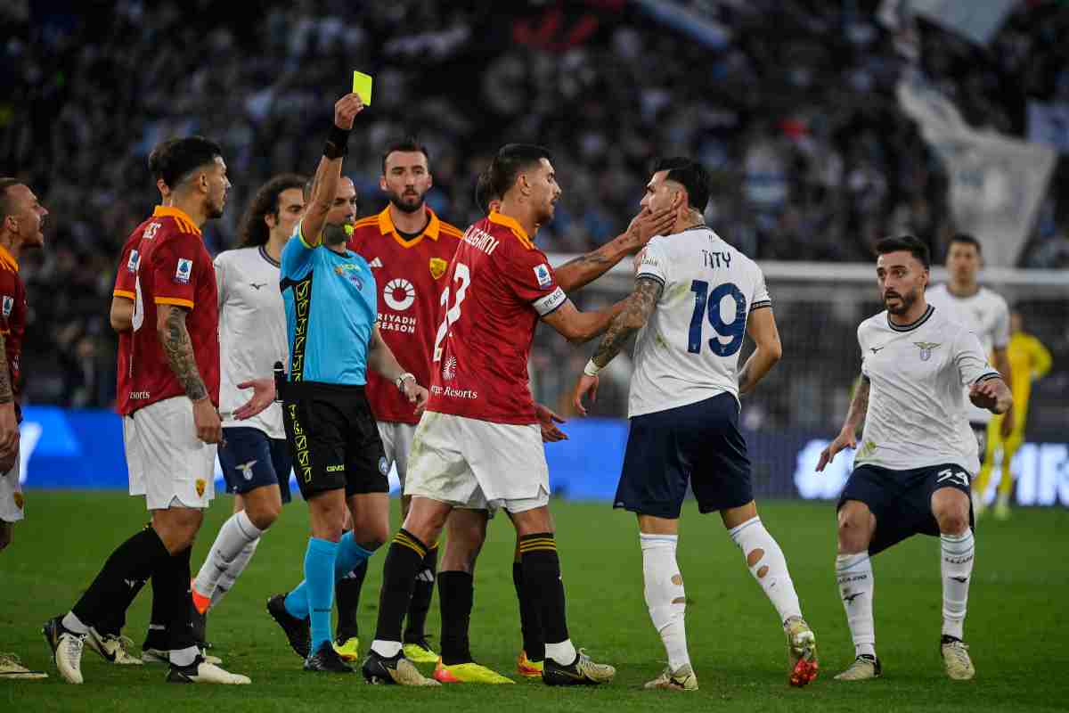 I giocatori di Roma e Lazio in campo