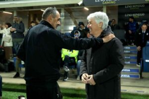 Sarri e Gasperini si abbracciano