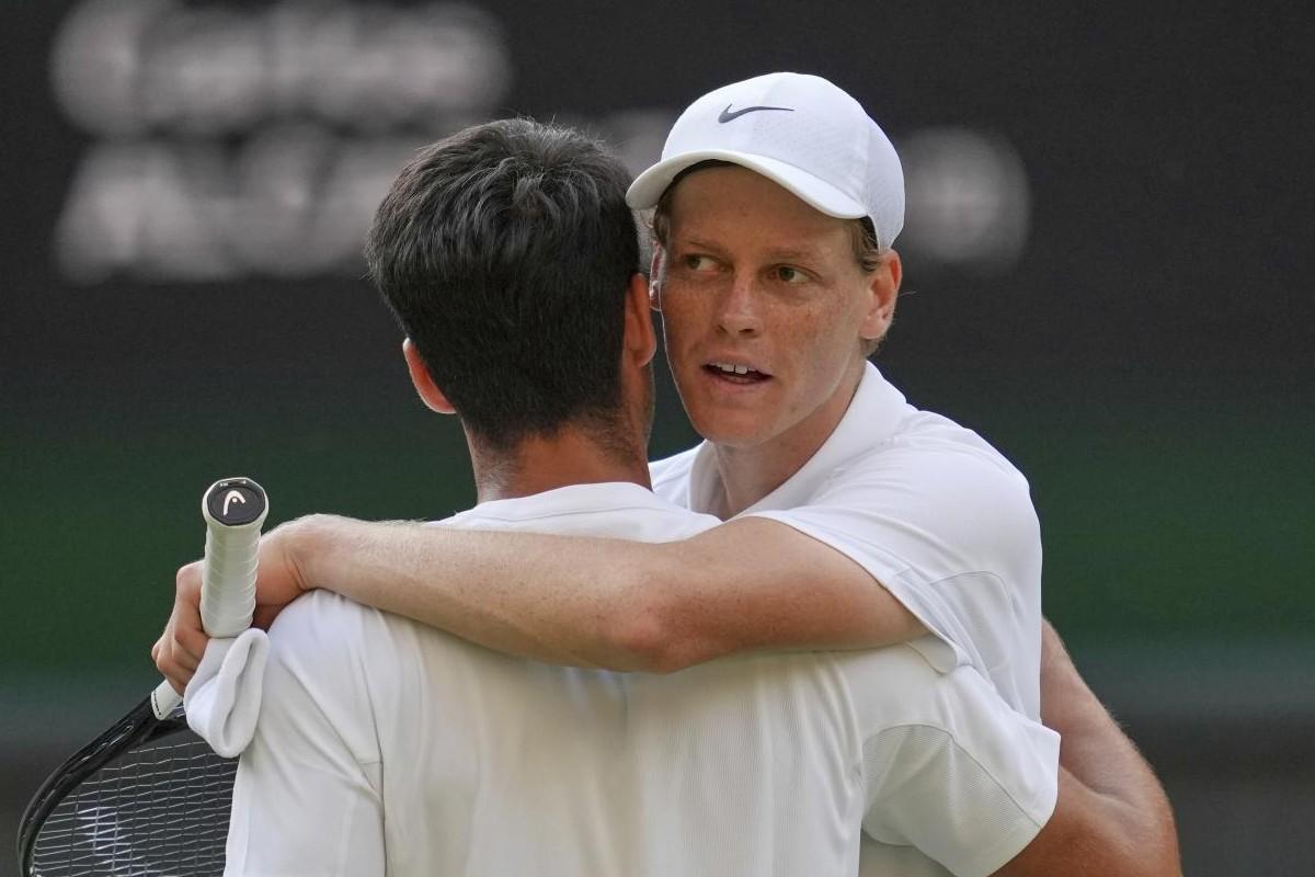 Sinner e Alcaraz si abbracciano a Wimbledon