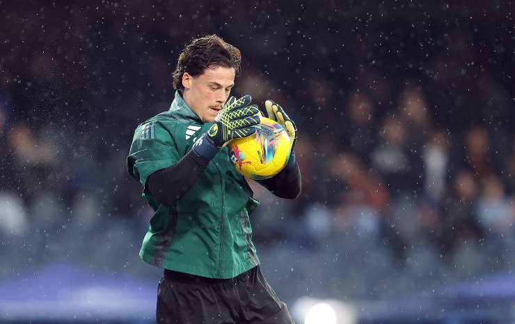 Mile Svilar con il pallone tra i guantoni