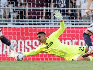 Devis Vasquez si tuffa per parare un tiro