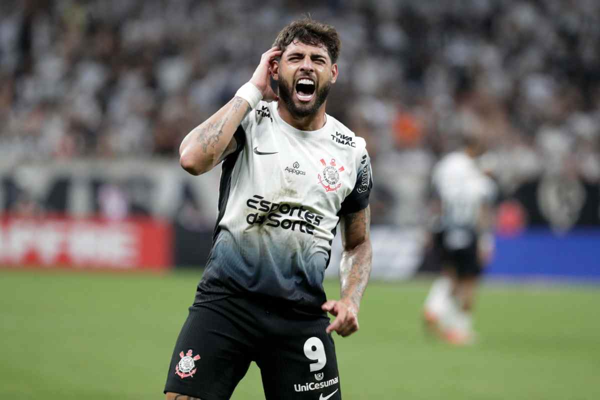 Yuri Alberto esulta dopo un gol