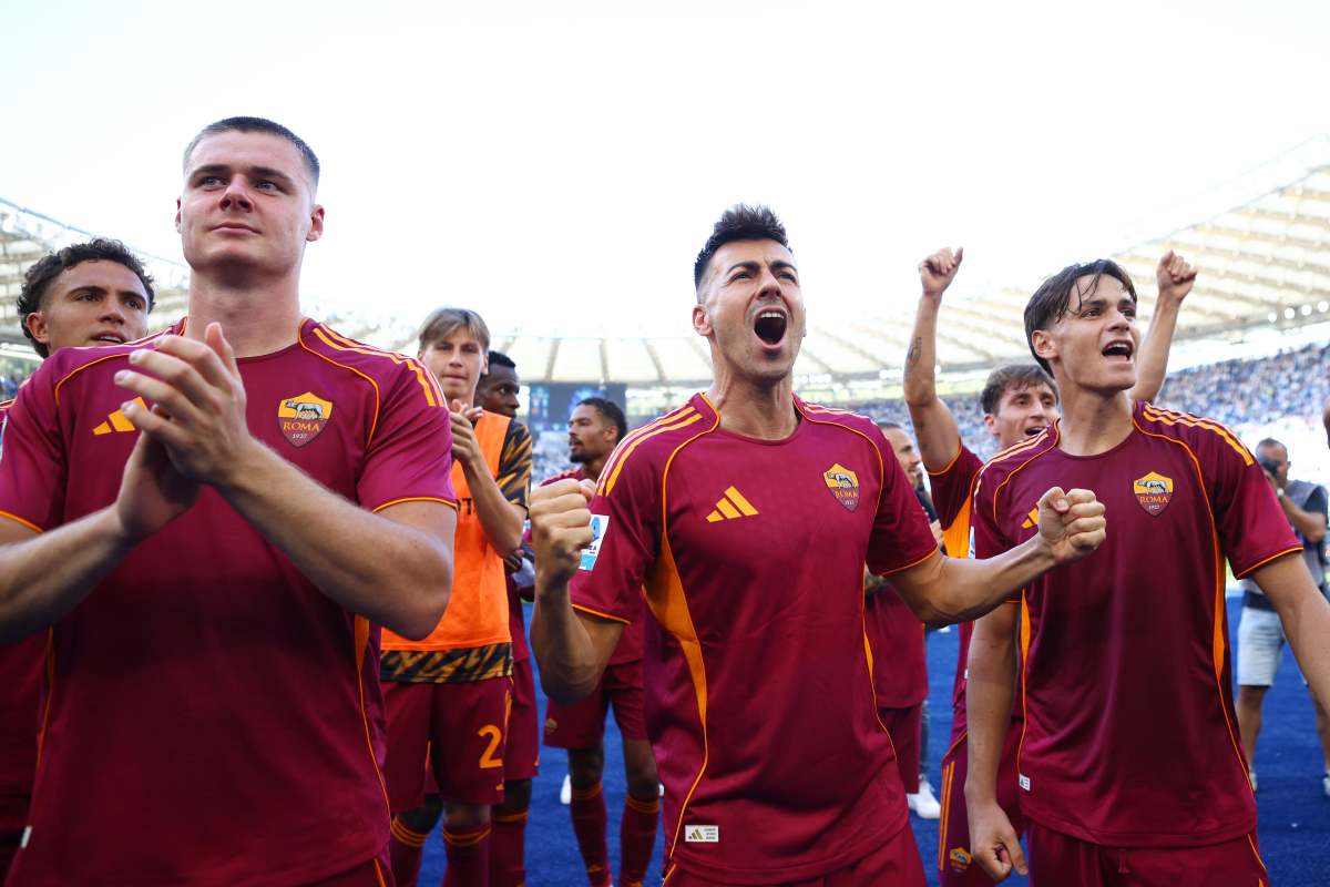 Giocatori della Roma esultano dopo la vittoria al derby