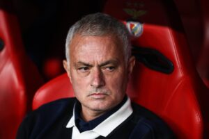 José Mourinho concentrato in panchina col Benfica